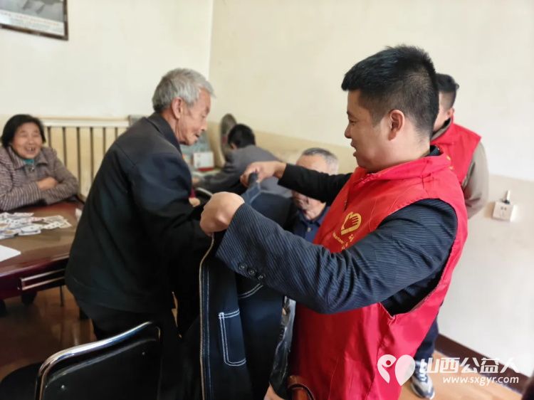 金秋暖龙交爱心助振兴----石楼县青年志愿者协会与石楼县人民检察院驻君庄村工作队共绘温情画卷将150余件衣物价值约三万元的生活物资送到村民手中 - 第4张 - 山西公益人 金秋暖龙交爱心助振兴----石楼县青年志愿者协会与石楼县人民检察院驻君庄村工作队共绘温情画卷将150余件衣物价值约三万元的生活物资送到村民手中 - 第4张