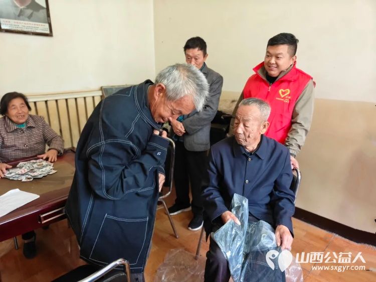 金秋暖龙交爱心助振兴----石楼县青年志愿者协会与石楼县人民检察院驻君庄村工作队共绘温情画卷将150余件衣物价值约三万元的生活物资送到村民手中 - 第3张 - 山西公益人 金秋暖龙交爱心助振兴----石楼县青年志愿者协会与石楼县人民检察院驻君庄村工作队共绘温情画卷将150余件衣物价值约三万元的生活物资送到村民手中 - 第3张