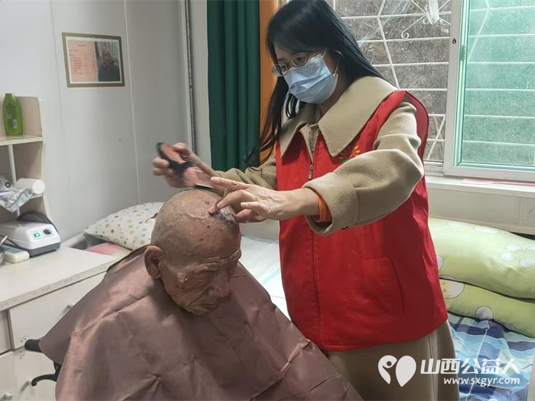 长治市阳光困境儿童帮扶协会志愿者赴潞州区南山田园敬老院义务理发为老人们送上了一份贴心的秋日关怀 - 第5张 - 山西公益人 长治市阳光困境儿童帮扶协会志愿者赴潞州区南山田园敬老院义务理发为老人们送上了一份贴心的秋日关怀 - 第5张