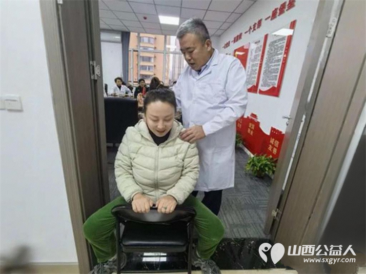 太原市中医应急救援队分队在队长霍素文的带领下走进太原市大同商会开展岐黄护健康公益义诊活动 - 第11张 - 山西公益人 太原市中医应急救援队分队在队长霍素文的带领下走进太原市大同商会开展岐黄护健康公益义诊活动 - 第11张