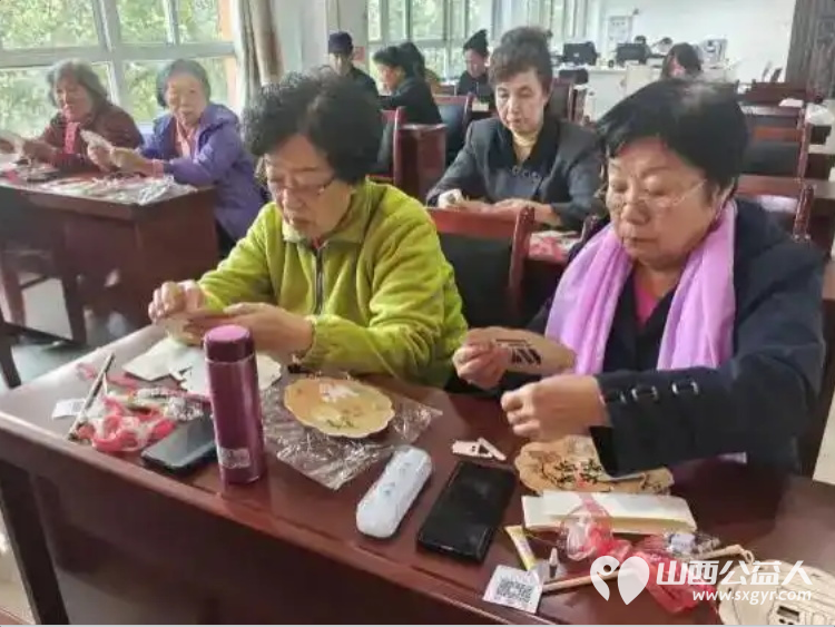 巧手制灯笼温情暖社区——太原市滨东社区携手贝壳公益开展DIY原木书法灯笼手工实践公益活动共同营造老有所学老有所乐邻里守望的和谐社区氛围 - 第2张 - 山西公益人 巧手制灯笼温情暖社区——太原市滨东社区携手贝壳公益开展DIY原木书法灯笼手工实践公益活动共同营造老有所学老有所乐邻里守望的和谐社区氛围 - 第2张