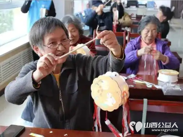 巧手制灯笼温情暖社区——太原市滨东社区携手贝壳公益开展DIY原木书法灯笼手工实践公益活动共同营造老有所学老有所乐邻里守望的和谐社区氛围 - 第4张 - 山西公益人 巧手制灯笼温情暖社区——太原市滨东社区携手贝壳公益开展DIY原木书法灯笼手工实践公益活动共同营造老有所学老有所乐邻里守望的和谐社区氛围 - 第4张