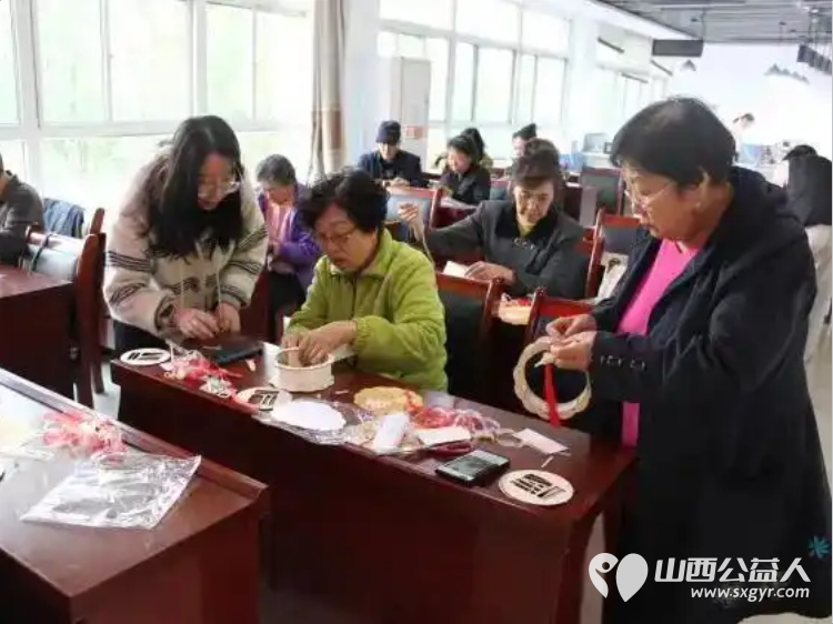 巧手制灯笼温情暖社区——太原市滨东社区携手贝壳公益开展DIY原木书法灯笼手工实践公益活动共同营造老有所学老有所乐邻里守望的和谐社区氛围 - 第3张 - 山西公益人 巧手制灯笼温情暖社区——太原市滨东社区携手贝壳公益开展DIY原木书法灯笼手工实践公益活动共同营造老有所学老有所乐邻里守望的和谐社区氛围 - 第3张