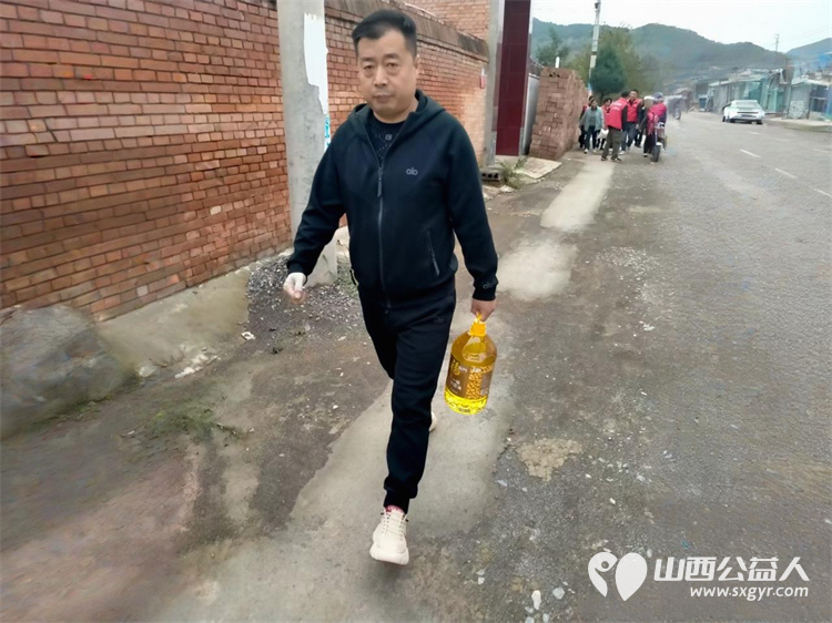 长治市圆梦公益组织志愿者去平顺县苗庄镇东五马村看望因病致困的贫困户赠送米面油及慰问金 - 第27张 - 山西公益人 长治市圆梦公益组织志愿者去平顺县苗庄镇东五马村看望因病致困的贫困户赠送米面油及慰问金 - 第27张