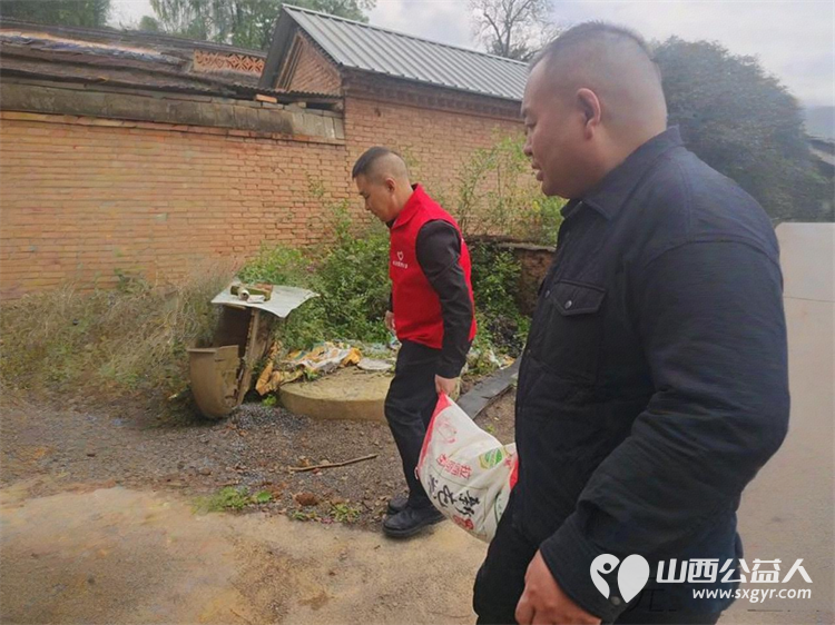 长治市圆梦公益组织志愿者去平顺县苗庄镇东五马村看望因病致困的贫困户赠送米面油及慰问金 - 第13张 - 山西公益人 长治市圆梦公益组织志愿者去平顺县苗庄镇东五马村看望因病致困的贫困户赠送米面油及慰问金 - 第13张