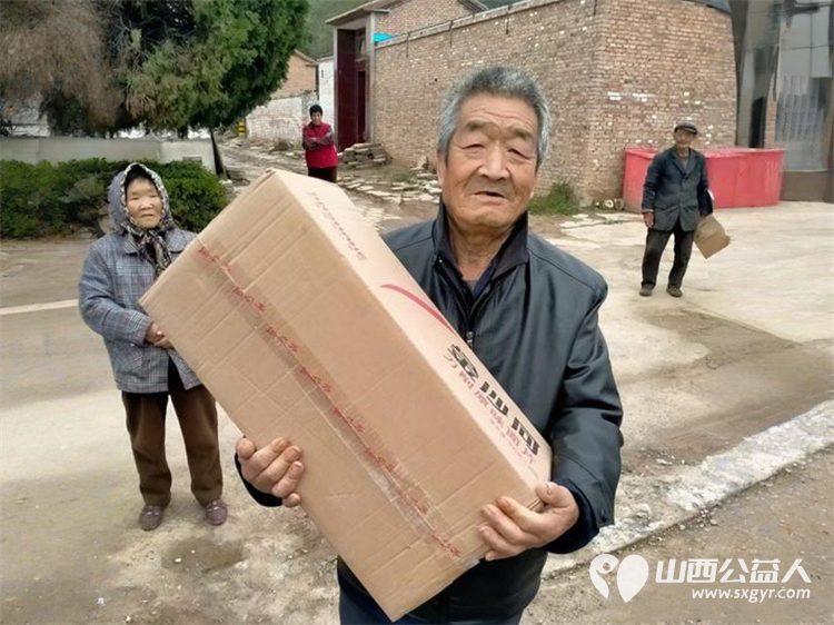 长治市圆梦公益组织志愿者去平顺县苗庄镇东五马村看望因病致困的贫困户赠送米面油及慰问金 - 第17张 - 山西公益人 长治市圆梦公益组织志愿者去平顺县苗庄镇东五马村看望因病致困的贫困户赠送米面油及慰问金 - 第17张