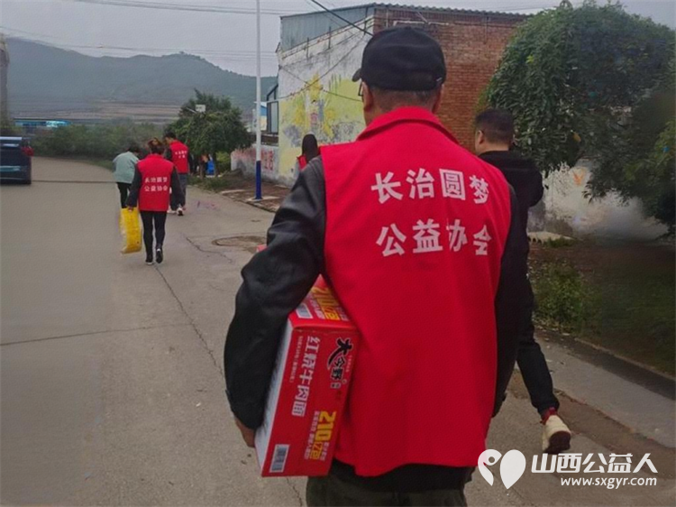 长治市圆梦公益组织志愿者去平顺县苗庄镇东五马村看望因病致困的贫困户赠送米面油及慰问金 - 第9张 - 山西公益人 长治市圆梦公益组织志愿者去平顺县苗庄镇东五马村看望因病致困的贫困户赠送米面油及慰问金 - 第9张