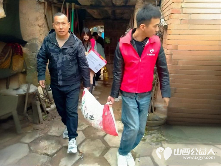 长治市圆梦公益组织志愿者去平顺县苗庄镇东五马村看望因病致困的贫困户赠送米面油及慰问金 - 第12张 - 山西公益人 长治市圆梦公益组织志愿者去平顺县苗庄镇东五马村看望因病致困的贫困户赠送米面油及慰问金 - 第12张