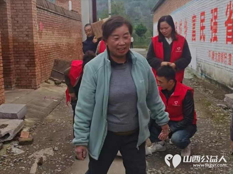 长治市圆梦公益组织志愿者去平顺县苗庄镇东五马村看望因病致困的贫困户赠送米面油及慰问金 - 第32张 - 山西公益人 长治市圆梦公益组织志愿者去平顺县苗庄镇东五马村看望因病致困的贫困户赠送米面油及慰问金 - 第32张