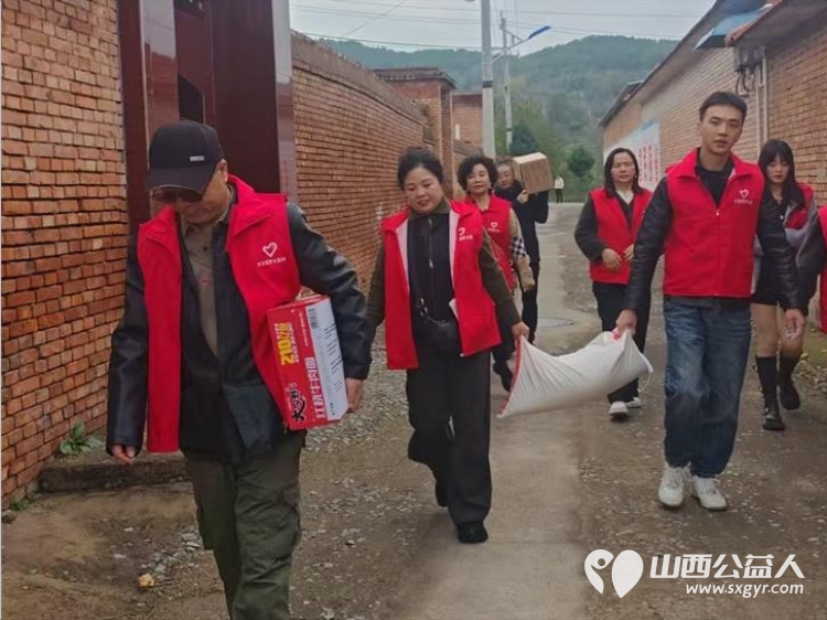 长治市圆梦公益组织志愿者去平顺县苗庄镇东五马村看望因病致困的贫困户赠送米面油及慰问金 - 第6张 - 山西公益人 长治市圆梦公益组织志愿者去平顺县苗庄镇东五马村看望因病致困的贫困户赠送米面油及慰问金 - 第6张