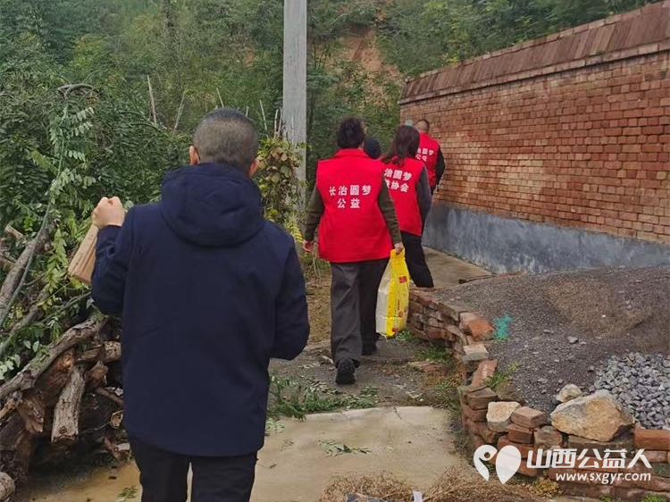 长治市圆梦公益组织志愿者去平顺县苗庄镇东五马村看望因病致困的贫困户赠送米面油及慰问金 - 第30张 - 山西公益人 长治市圆梦公益组织志愿者去平顺县苗庄镇东五马村看望因病致困的贫困户赠送米面油及慰问金 - 第30张