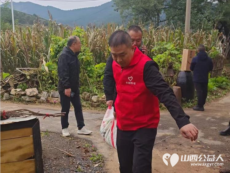长治市圆梦公益组织志愿者去平顺县苗庄镇东五马村看望因病致困的贫困户赠送米面油及慰问金 - 第31张 - 山西公益人 长治市圆梦公益组织志愿者去平顺县苗庄镇东五马村看望因病致困的贫困户赠送米面油及慰问金 - 第31张