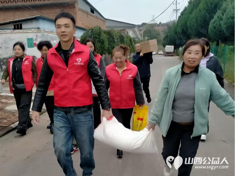 长治市圆梦公益组织志愿者去平顺县苗庄镇东五马村看望因病致困的贫困户赠送米面油及慰问金 - 第10张 - 山西公益人 长治市圆梦公益组织志愿者去平顺县苗庄镇东五马村看望因病致困的贫困户赠送米面油及慰问金 - 第10张
