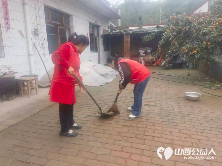 介休市敬老协会组织志愿者在义堂镇温家沟村入户82岁特困温二交老人家中为老人理发打扫室内外卫生做饭包饺子 - 第13张 - 山西公益人 介休市敬老协会组织志愿者在义堂镇温家沟村入户82岁特困温二交老人家中为老人理发打扫室内外卫生做饭包饺子 - 第13张