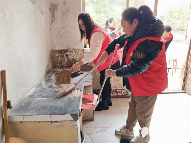 介休市敬老协会组织志愿者在义堂镇温家沟村入户82岁特困温二交老人家中为老人理发打扫室内外卫生做饭包饺子 - 第19张 - 山西公益人 介休市敬老协会组织志愿者在义堂镇温家沟村入户82岁特困温二交老人家中为老人理发打扫室内外卫生做饭包饺子 - 第19张