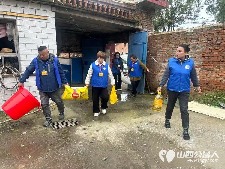 让爱蔓延----长治市小雨点公益志愿者协会来到壶关县晋庄镇固店村来看望因儿时打针导致双腿二级残疾的李玉霞 - 第2张 - 山西公益人 让爱蔓延----长治市小雨点公益志愿者协会来到壶关县晋庄镇固店村来看望因儿时打针导致双腿二级残疾的李玉霞 - 第2张