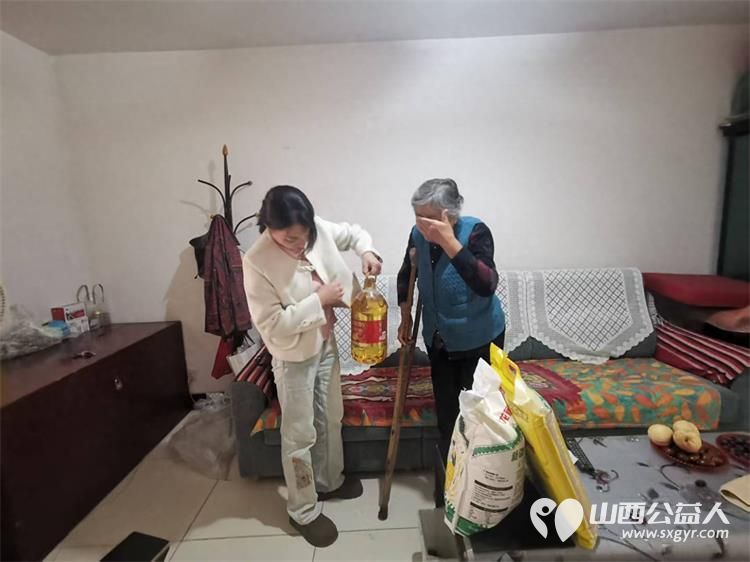 真情关怀暖人心社区 太原市平阳路街道滨东社区网格员曹译丹提着慰问品入户关怀重残独居老人 - 第1张 - 山西公益人 真情关怀暖人心社区 太原市平阳路街道滨东社区网格员曹译丹提着慰问品入户关怀重残独居老人 - 第1张