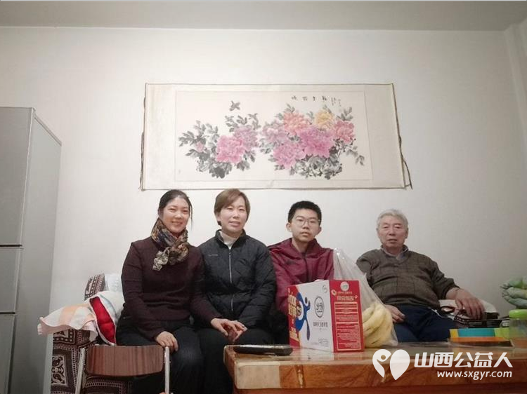 太原市烛光志愿者服务中心志愿者李林英和伙伴们一起去探望了独居的长辈 - 第1张