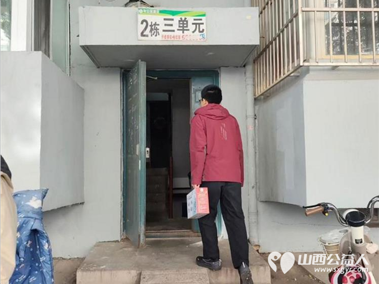 太原市烛光志愿者服务中心志愿者李林英和伙伴们一起去探望了独居的长辈 - 第4张