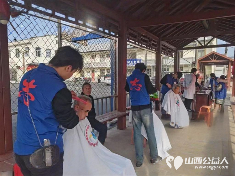 便民服务情暖人心 长治市小雨点公益志愿者协会安宁疗护分会走进潞州区堠北庄街道杨暴村举办义诊义剪为孤寡老人送温暖宣传安宁疗护便民服务活动 - 第7张 - 山西公益人 便民服务情暖人心 长治市小雨点公益志愿者协会安宁疗护分会走进潞州区堠北庄街道杨暴村举办义诊义剪为孤寡老人送温暖宣传安宁疗护便民服务活动 - 第7张
