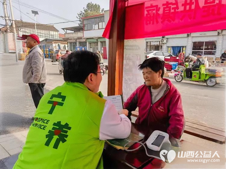便民服务情暖人心 长治市小雨点公益志愿者协会安宁疗护分会走进潞州区堠北庄街道杨暴村举办义诊义剪为孤寡老人送温暖宣传安宁疗护便民服务活动 - 第3张 - 山西公益人 便民服务情暖人心 长治市小雨点公益志愿者协会安宁疗护分会走进潞州区堠北庄街道杨暴村举办义诊义剪为孤寡老人送温暖宣传安宁疗护便民服务活动 - 第3张