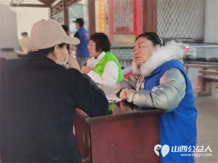 便民服务情暖人心 长治市小雨点公益志愿者协会安宁疗护分会走进潞州区堠北庄街道杨暴村举办义诊义剪为孤寡老人送温暖宣传安宁疗护便民服务活动 - 第4张 - 山西公益人 便民服务情暖人心 长治市小雨点公益志愿者协会安宁疗护分会走进潞州区堠北庄街道杨暴村举办义诊义剪为孤寡老人送温暖宣传安宁疗护便民服务活动 - 第4张