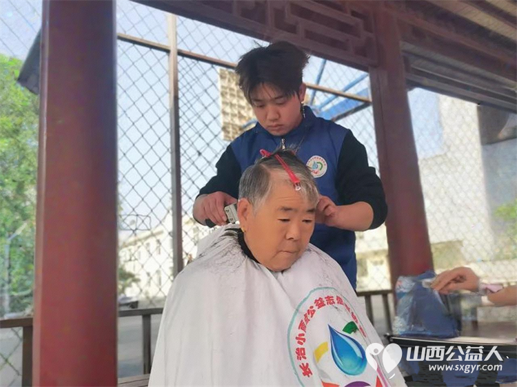 便民服务情暖人心 长治市小雨点公益志愿者协会安宁疗护分会走进潞州区堠北庄街道杨暴村举办义诊义剪为孤寡老人送温暖宣传安宁疗护便民服务活动 - 第10张 - 山西公益人 便民服务情暖人心 长治市小雨点公益志愿者协会安宁疗护分会走进潞州区堠北庄街道杨暴村举办义诊义剪为孤寡老人送温暖宣传安宁疗护便民服务活动 - 第10张