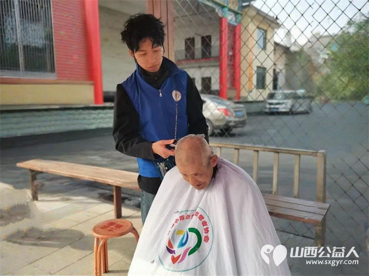 便民服务情暖人心 长治市小雨点公益志愿者协会安宁疗护分会走进潞州区堠北庄街道杨暴村举办义诊义剪为孤寡老人送温暖宣传安宁疗护便民服务活动 - 第9张 - 山西公益人 便民服务情暖人心 长治市小雨点公益志愿者协会安宁疗护分会走进潞州区堠北庄街道杨暴村举办义诊义剪为孤寡老人送温暖宣传安宁疗护便民服务活动 - 第9张