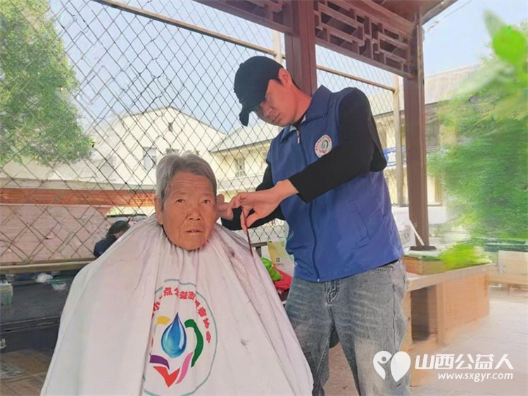 便民服务情暖人心 长治市小雨点公益志愿者协会安宁疗护分会走进潞州区堠北庄街道杨暴村举办义诊义剪为孤寡老人送温暖宣传安宁疗护便民服务活动 - 第8张 - 山西公益人 便民服务情暖人心 长治市小雨点公益志愿者协会安宁疗护分会走进潞州区堠北庄街道杨暴村举办义诊义剪为孤寡老人送温暖宣传安宁疗护便民服务活动 - 第8张