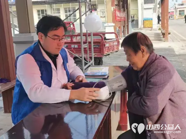 便民服务情暖人心 长治市小雨点公益志愿者协会安宁疗护分会走进潞州区堠北庄街道杨暴村举办义诊义剪为孤寡老人送温暖宣传安宁疗护便民服务活动 - 第5张 - 山西公益人 便民服务情暖人心 长治市小雨点公益志愿者协会安宁疗护分会走进潞州区堠北庄街道杨暴村举办义诊义剪为孤寡老人送温暖宣传安宁疗护便民服务活动 - 第5张