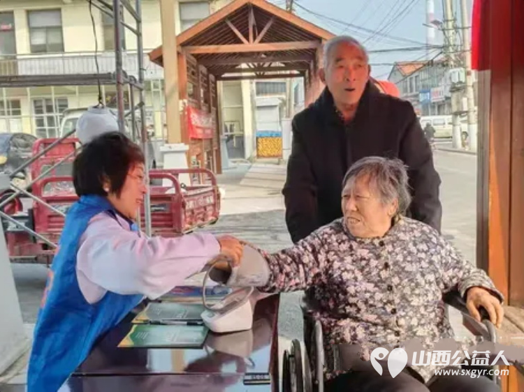 便民服务情暖人心 长治市小雨点公益志愿者协会安宁疗护分会走进潞州区堠北庄街道杨暴村举办义诊义剪为孤寡老人送温暖宣传安宁疗护便民服务活动 - 第6张 - 山西公益人 便民服务情暖人心 长治市小雨点公益志愿者协会安宁疗护分会走进潞州区堠北庄街道杨暴村举办义诊义剪为孤寡老人送温暖宣传安宁疗护便民服务活动 - 第6张