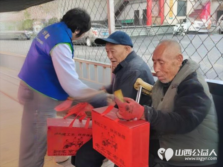 便民服务情暖人心 长治市小雨点公益志愿者协会安宁疗护分会走进潞州区堠北庄街道杨暴村举办义诊义剪为孤寡老人送温暖宣传安宁疗护便民服务活动 - 第12张 - 山西公益人 便民服务情暖人心 长治市小雨点公益志愿者协会安宁疗护分会走进潞州区堠北庄街道杨暴村举办义诊义剪为孤寡老人送温暖宣传安宁疗护便民服务活动 - 第12张