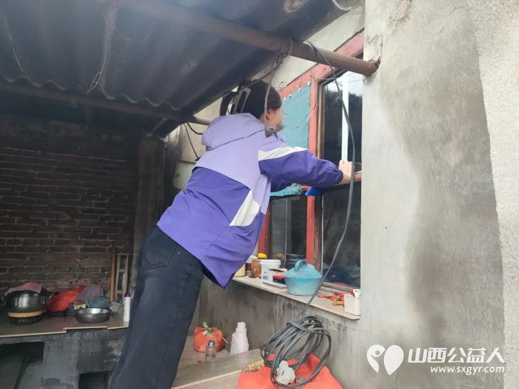 介休市敬老协会志愿者走进连福镇南王里村入户83岁特困老人田兆武老人家中为老人打扫室内外卫生做饭包饺子 - 第3张 - 山西公益人 介休市敬老协会志愿者走进连福镇南王里村入户83岁特困老人田兆武老人家中为老人打扫室内外卫生做饭包饺子 - 第3张