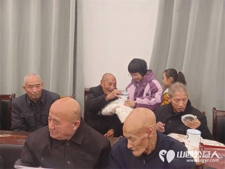 孝亲敬老传美德童心相伴度重阳----长治市善泽留守困境儿童救助协会志愿者和协会帮扶的十多名孩子在屯留中心敬老院举行了善田同耕泽缘重阳敬老活动 - 第30张 - 山西公益人 孝亲敬老传美德童心相伴度重阳----长治市善泽留守困境儿童救助协会志愿者和协会帮扶的十多名孩子在屯留中心敬老院举行了善田同耕泽缘重阳敬老活动 - 第30张