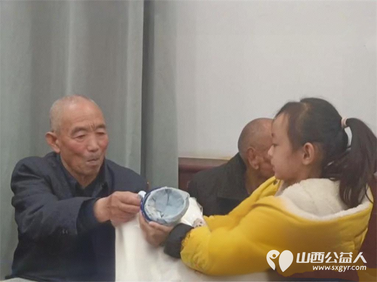 孝亲敬老传美德童心相伴度重阳----长治市善泽留守困境儿童救助协会志愿者和协会帮扶的十多名孩子在屯留中心敬老院举行了善田同耕泽缘重阳敬老活动 - 第31张 - 山西公益人 孝亲敬老传美德童心相伴度重阳----长治市善泽留守困境儿童救助协会志愿者和协会帮扶的十多名孩子在屯留中心敬老院举行了善田同耕泽缘重阳敬老活动 - 第31张