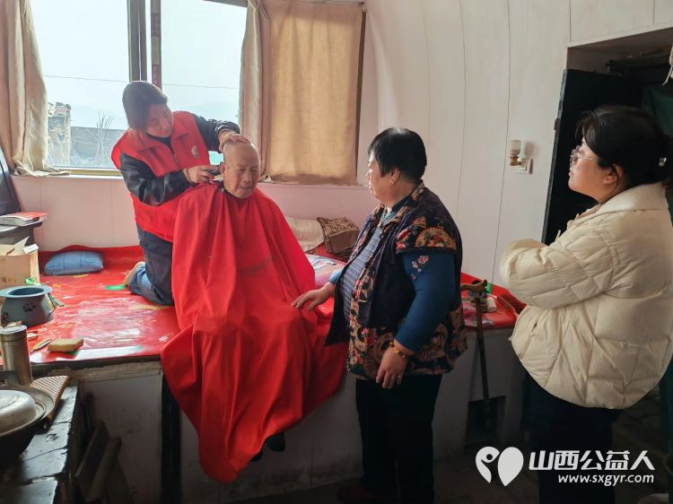 介休市敬老协会志愿者来到连福镇刘家山村入户97岁陆来广老人家中为老人上门理发 - 第1张 - 山西公益人 介休市敬老协会志愿者来到连福镇刘家山村入户97岁陆来广老人家中为老人上门理发 - 第1张