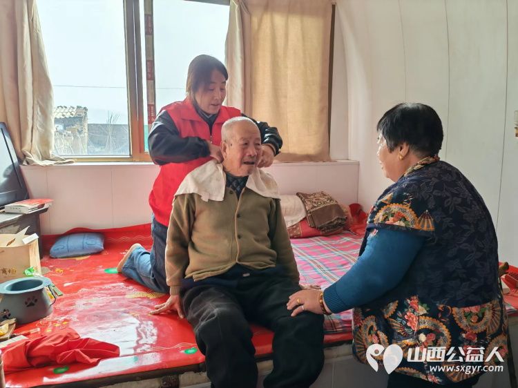 介休市敬老协会志愿者来到连福镇刘家山村入户97岁陆来广老人家中为老人上门理发 - 第2张 - 山西公益人 介休市敬老协会志愿者来到连福镇刘家山村入户97岁陆来广老人家中为老人上门理发 - 第2张