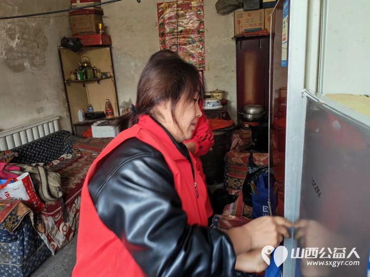介休市敬老协会在连福镇刘家山村开展入户81岁特困老人武万䘵家为老人擦玻璃打扫室内外卫生做饭包饺子 - 第22张 - 山西公益人 介休市敬老协会在连福镇刘家山村开展入户81岁特困老人武万䘵家为老人擦玻璃打扫室内外卫生做饭包饺子 - 第22张