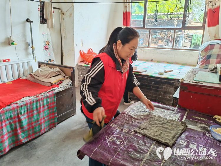 介休市敬老协会在连福镇刘家山村开展入户81岁特困老人武万䘵家为老人擦玻璃打扫室内外卫生做饭包饺子 - 第14张 - 山西公益人 介休市敬老协会在连福镇刘家山村开展入户81岁特困老人武万䘵家为老人擦玻璃打扫室内外卫生做饭包饺子 - 第14张