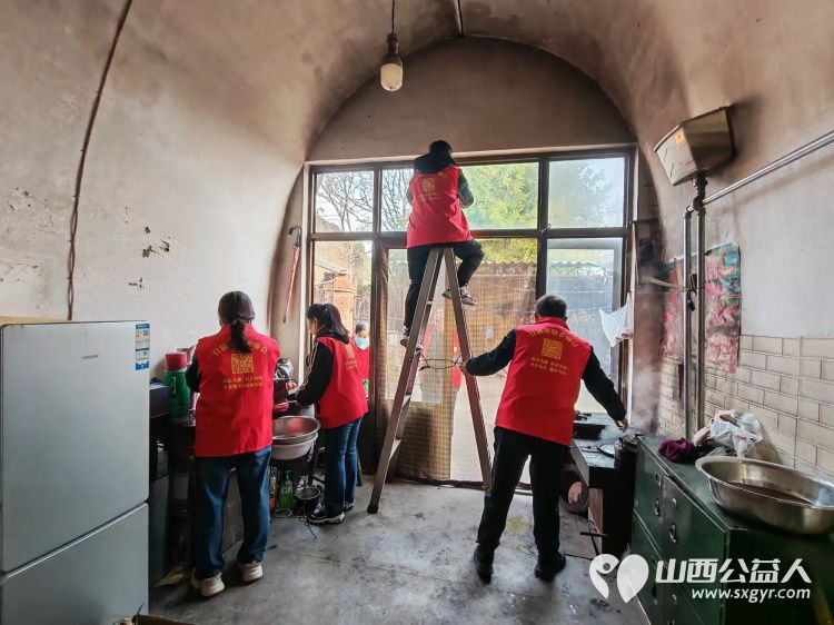 介休市敬老协会在连福镇刘家山村开展入户81岁特困老人武万䘵家为老人擦玻璃打扫室内外卫生做饭包饺子 - 第17张 - 山西公益人 介休市敬老协会在连福镇刘家山村开展入户81岁特困老人武万䘵家为老人擦玻璃打扫室内外卫生做饭包饺子 - 第17张