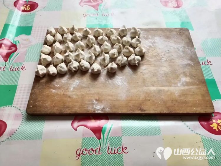 介休市敬老协会在连福镇刘家山村开展入户81岁特困老人武万䘵家为老人擦玻璃打扫室内外卫生做饭包饺子 - 第8张 - 山西公益人 介休市敬老协会在连福镇刘家山村开展入户81岁特困老人武万䘵家为老人擦玻璃打扫室内外卫生做饭包饺子 - 第8张