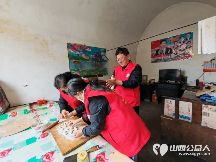 介休市敬老协会在连福镇刘家山村开展入户81岁特困老人武万䘵家为老人擦玻璃打扫室内外卫生做饭包饺子 - 第7张 - 山西公益人 介休市敬老协会在连福镇刘家山村开展入户81岁特困老人武万䘵家为老人擦玻璃打扫室内外卫生做饭包饺子 - 第7张
