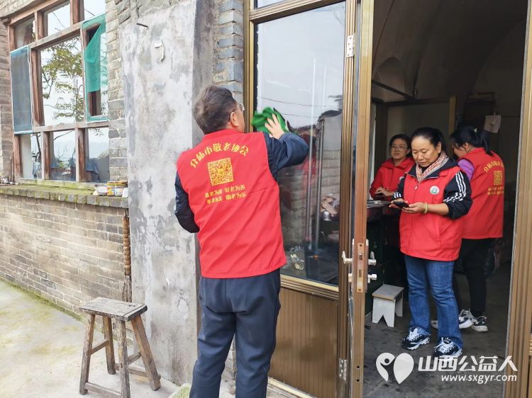 介休市敬老协会在连福镇刘家山村开展入户81岁特困老人武万䘵家为老人擦玻璃打扫室内外卫生做饭包饺子 - 第6张 - 山西公益人 介休市敬老协会在连福镇刘家山村开展入户81岁特困老人武万䘵家为老人擦玻璃打扫室内外卫生做饭包饺子 - 第6张