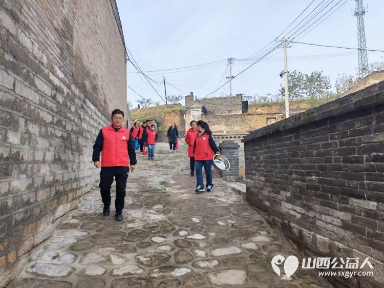 介休市敬老协会在连福镇刘家山村开展入户81岁特困老人武万䘵家为老人擦玻璃打扫室内外卫生做饭包饺子 - 第2张 - 山西公益人 介休市敬老协会在连福镇刘家山村开展入户81岁特困老人武万䘵家为老人擦玻璃打扫室内外卫生做饭包饺子 - 第2张