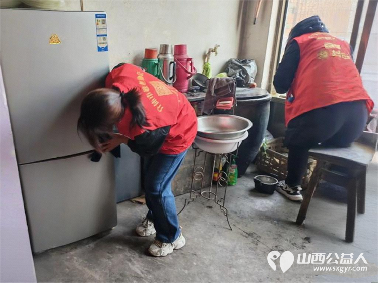 介休市敬老协会在连福镇刘家山村开展入户81岁特困老人武万䘵家为老人擦玻璃打扫室内外卫生做饭包饺子 - 第24张 - 山西公益人 介休市敬老协会在连福镇刘家山村开展入户81岁特困老人武万䘵家为老人擦玻璃打扫室内外卫生做饭包饺子 - 第24张