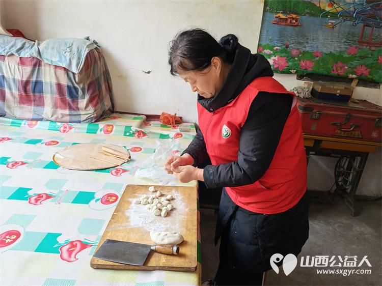 介休市敬老协会在连福镇刘家山村开展入户81岁特困老人武万䘵家为老人擦玻璃打扫室内外卫生做饭包饺子 - 第9张 - 山西公益人 介休市敬老协会在连福镇刘家山村开展入户81岁特困老人武万䘵家为老人擦玻璃打扫室内外卫生做饭包饺子 - 第9张