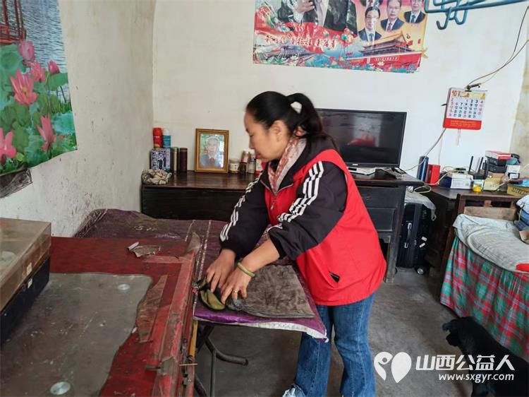 介休市敬老协会在连福镇刘家山村开展入户81岁特困老人武万䘵家为老人擦玻璃打扫室内外卫生做饭包饺子 - 第19张 - 山西公益人 介休市敬老协会在连福镇刘家山村开展入户81岁特困老人武万䘵家为老人擦玻璃打扫室内外卫生做饭包饺子 - 第19张