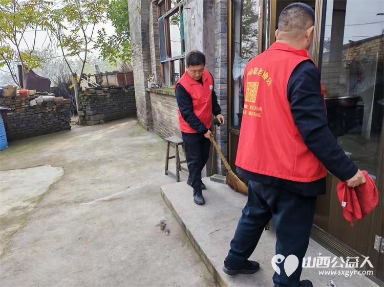 介休市敬老协会在连福镇刘家山村开展入户81岁特困老人武万䘵家为老人擦玻璃打扫室内外卫生做饭包饺子 - 第10张 - 山西公益人 介休市敬老协会在连福镇刘家山村开展入户81岁特困老人武万䘵家为老人擦玻璃打扫室内外卫生做饭包饺子 - 第10张