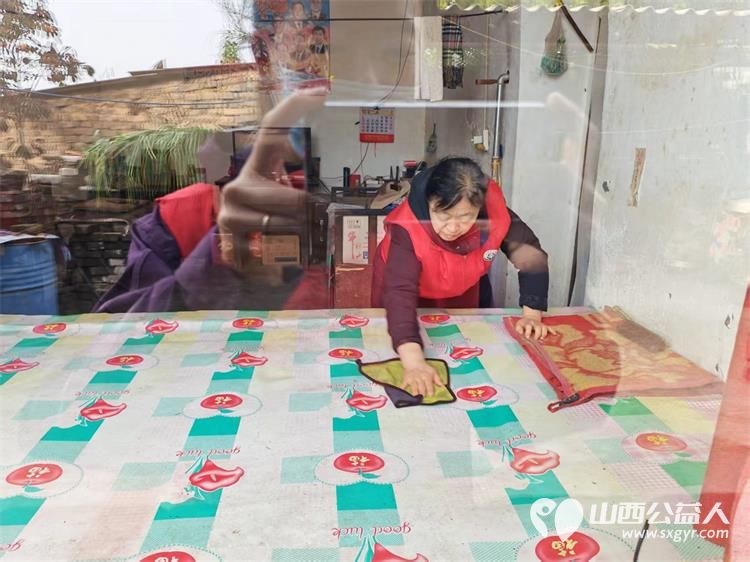 介休市敬老协会在连福镇刘家山村开展入户81岁特困老人武万䘵家为老人擦玻璃打扫室内外卫生做饭包饺子 - 第20张 - 山西公益人 介休市敬老协会在连福镇刘家山村开展入户81岁特困老人武万䘵家为老人擦玻璃打扫室内外卫生做饭包饺子 - 第20张