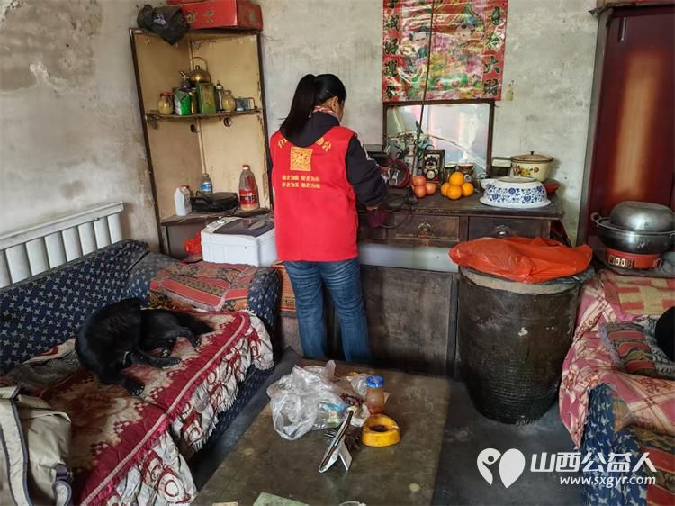 介休市敬老协会在连福镇刘家山村开展入户81岁特困老人武万䘵家为老人擦玻璃打扫室内外卫生做饭包饺子 - 第18张 - 山西公益人 介休市敬老协会在连福镇刘家山村开展入户81岁特困老人武万䘵家为老人擦玻璃打扫室内外卫生做饭包饺子 - 第18张